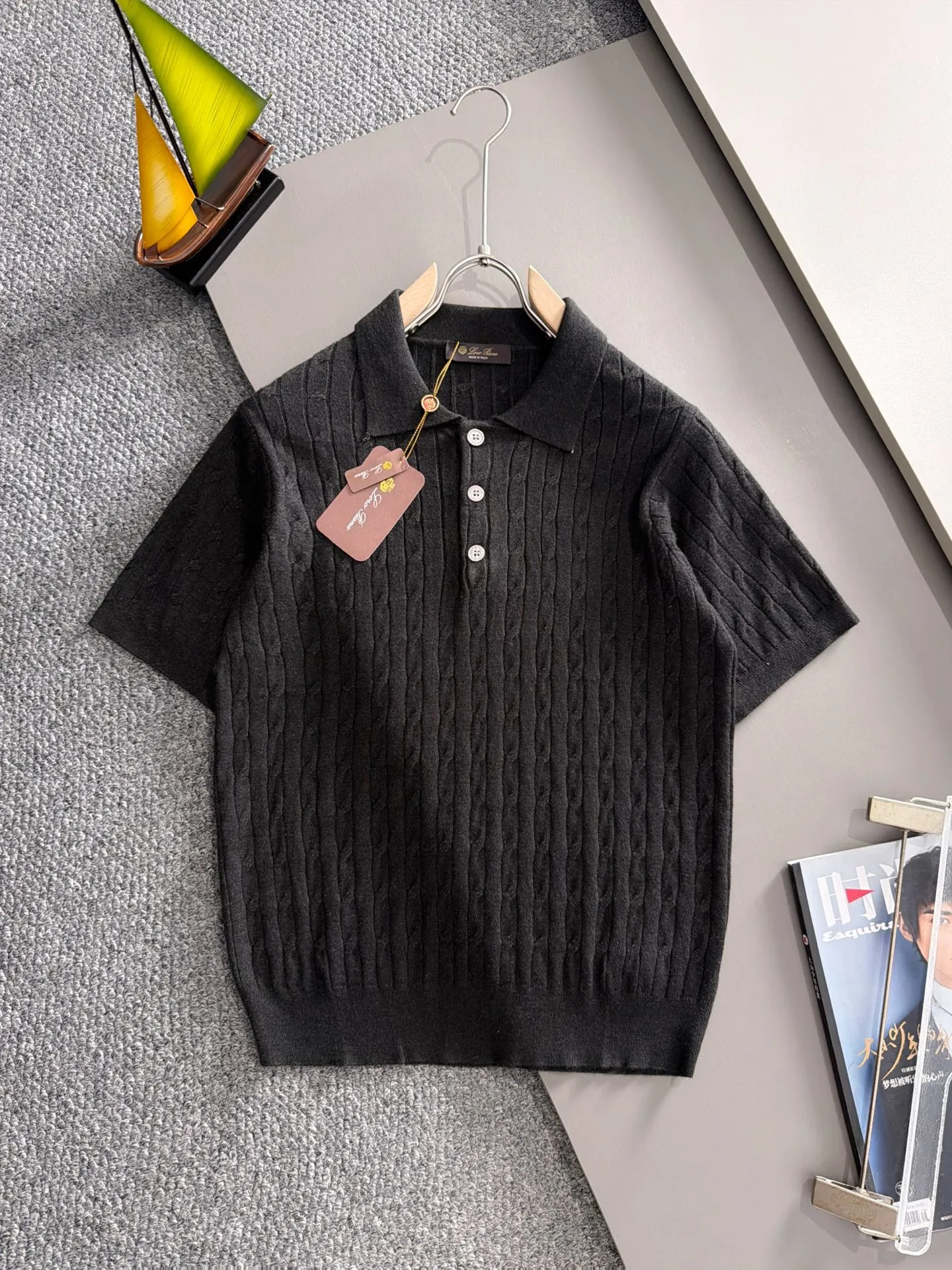 LP high quality Loro Piana 26ss New Arrival men's short-sleeved knitted T-shirt. Made of combed cotton yarn knitted cotton fabric, no pressure when entering and exiting the counter. Exclusive control of raw materials. It feels substantial when weighed, and the upper body is more textured than ordinary T-shirts. This texture can handle the weather easily and is suitable for both hot and cold! Loose fit design, looks noble. The only correct version is available Size: M to 3XL